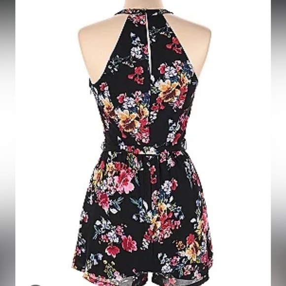 Floral Romper with Pockets - Picture 2 of 8